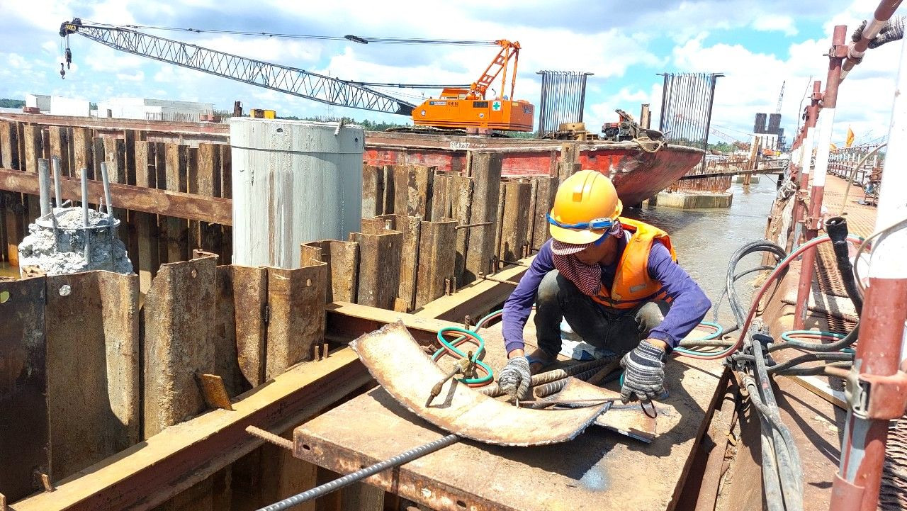 Công nhân làm việc dưới cái nắng gay gắt.