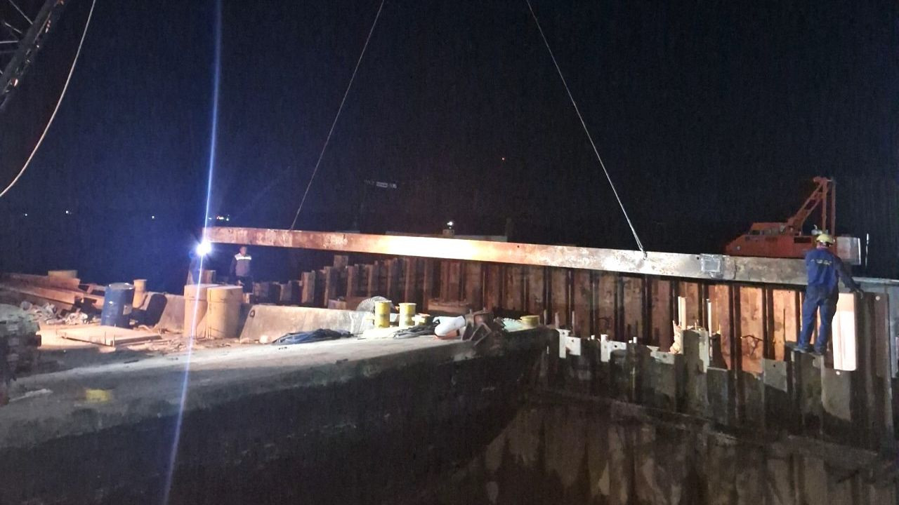 Công nhân thi công "3 ca 4 kíp" để dự án hoàn thành đúng tiến độ.