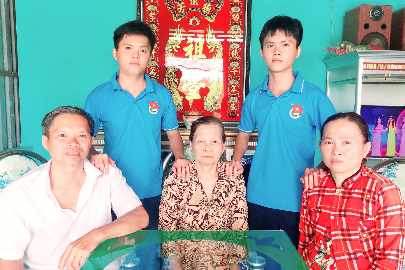 Nhật - Phú cùng bà nội (giữa) và cha mẹ trước ngày lên đường nhập ngũ. Nhật - Phú cùng bà nội (giữa) và cha mẹ trước ngày lên đường nhập ngũ.