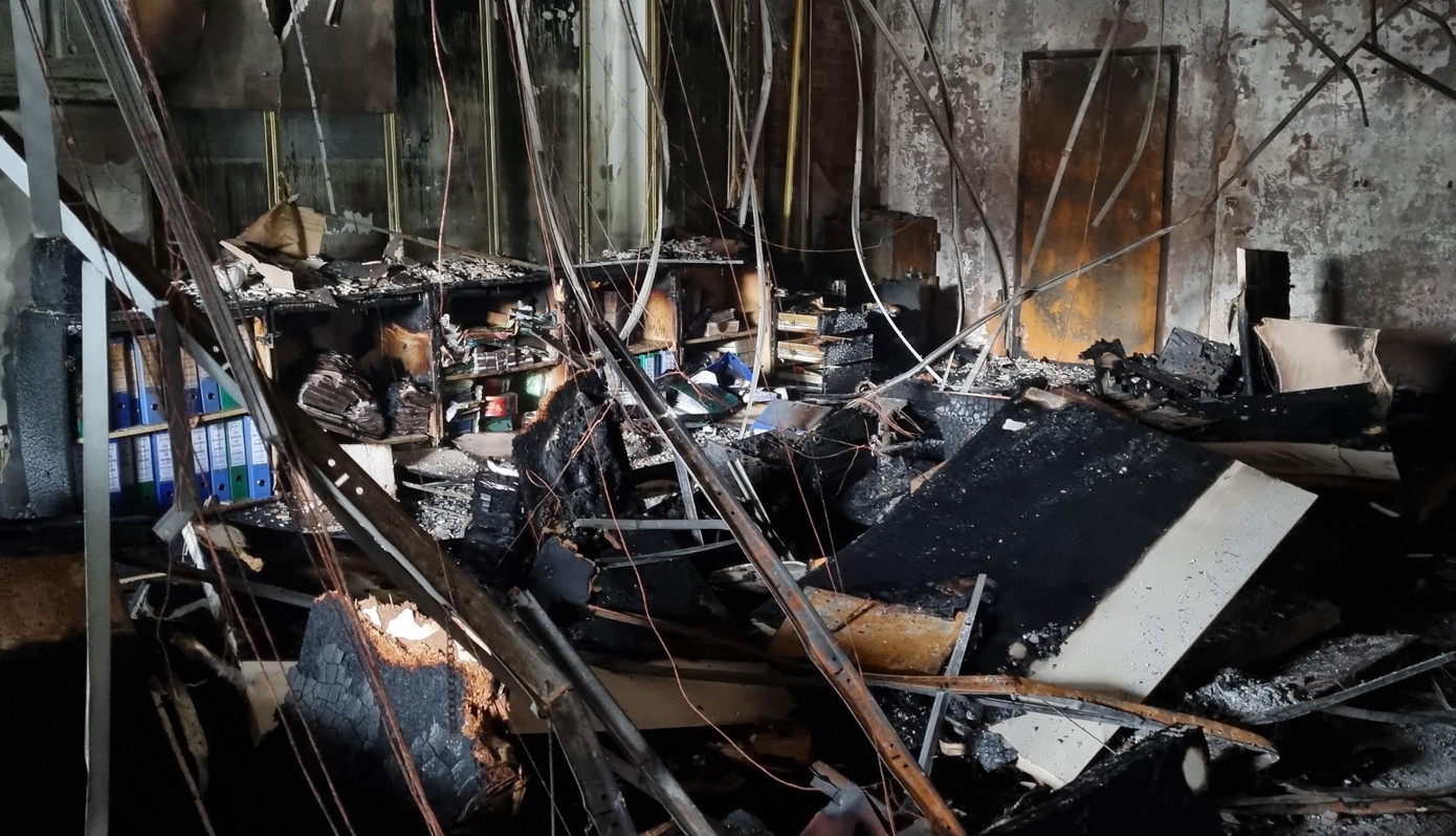 Tài sản bên trong tầng 1 của ngân hàng bị lửa thiêu rụi.