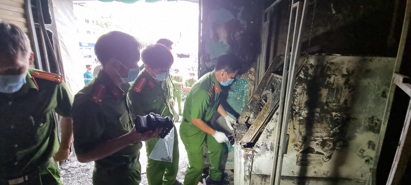 Công an khám nghiệm hiện trường.