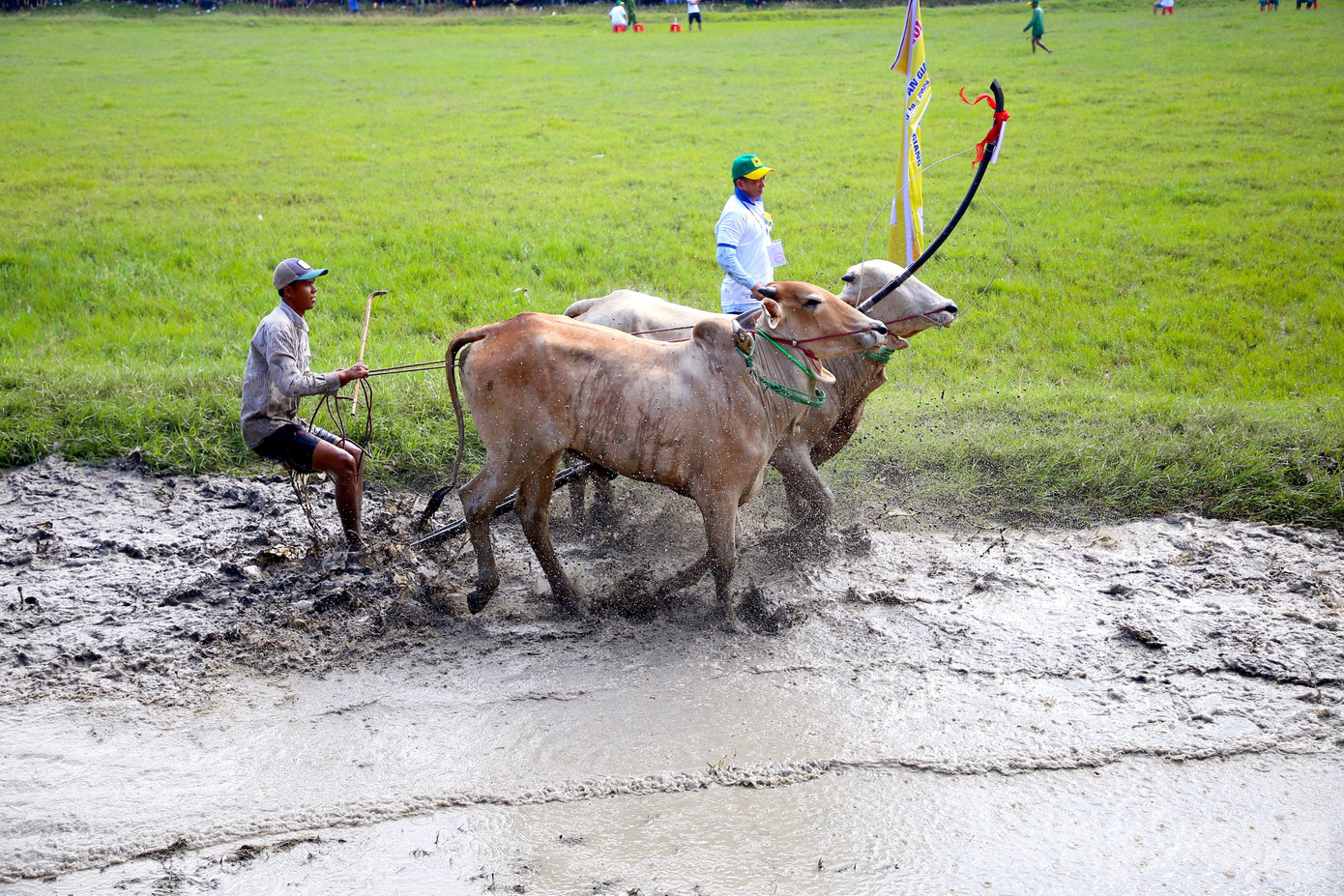 Ông Nguyễn Xuân Bằng, Giám đốc Đài Phát thanh - Truyền hình tỉnh An Giang cho biết, hội đua bò Bảy Núi An Giang không chỉ thể hiện nét đẹp văn hoá truyền thống đậm đà bản sắc dân tộc của đồng bào Khmer, còn là sân chơi thể thao, giải trí cho người dân nơi đây sau những giờ lao động vất vả trên đồng ruộng. Ảnh: Nhật Huy.