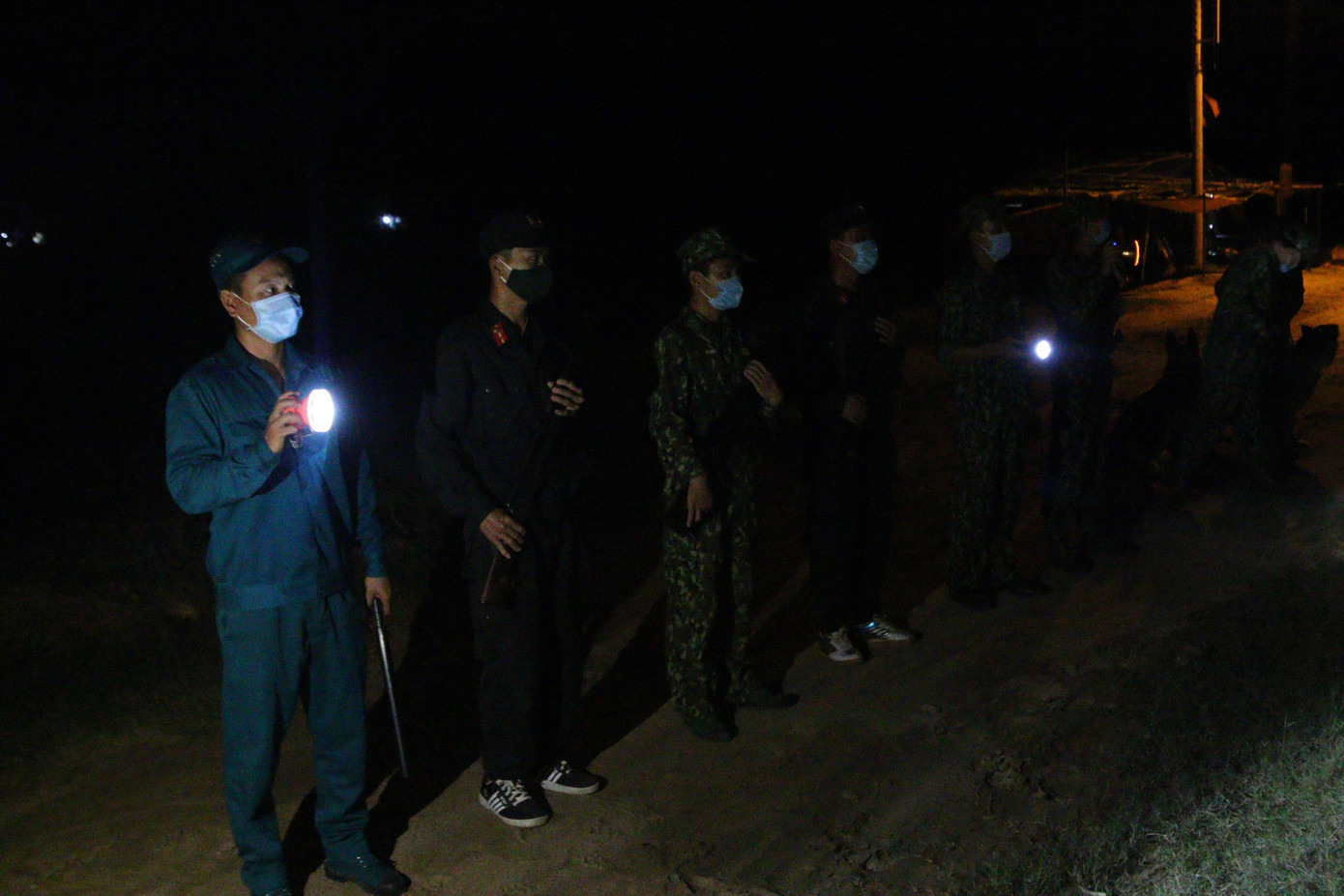 Theo thượng úy Nguyễn Sư Long, những trận mưa đầu mùa, gió mạnh… một phần nào ảnh hưởng đến quá trình thực hiện nhiệm vụ. Nhưng các anh em chiến sĩ luôn động viên, hỗ trợ nhau trước mọi khó khăn để hoàn thành tốt nhiệm vụ.