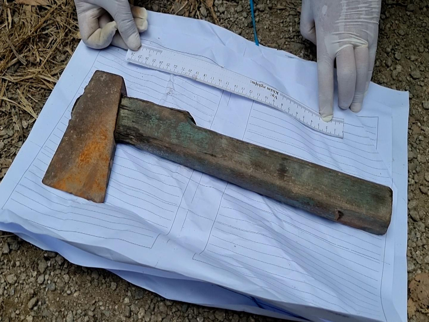 Cây búa Nguyên dùng để gây án.