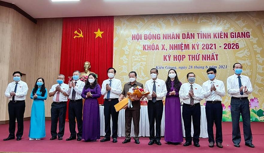 Bí thư Tỉnh uỷ Kiên Giang Đỗ Thanh Bình tặng hoa chúc mừng Thường trực HĐND tỉnh khóa mới. Bí thư Tỉnh uỷ Kiên Giang Đỗ Thanh Bình tặng hoa chúc mừng Thường trực HĐND tỉnh khóa mới.