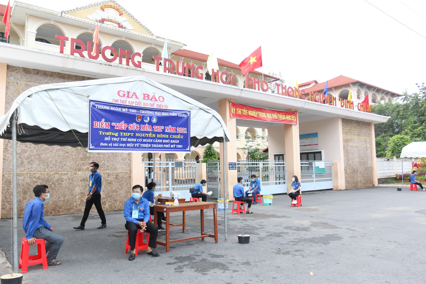 Tình nguyện viên tại điểm thi Trường THPT Nguyễn Đình Chiểu, TP. Mỹ Tho. Tình nguyện viên tại điểm thi Trường THPT Nguyễn Đình Chiểu, TP. Mỹ Tho.