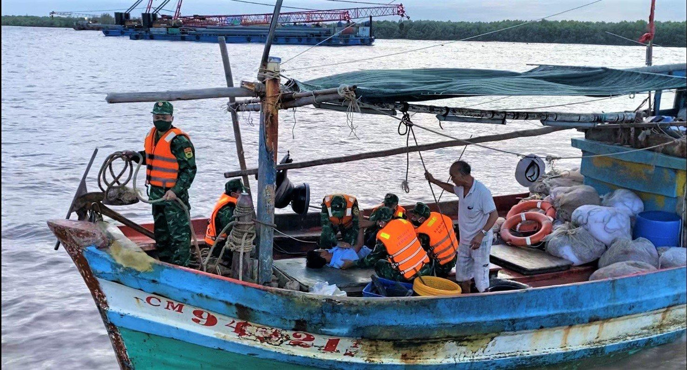 Lực lượng sơ cứu nạn nhân.