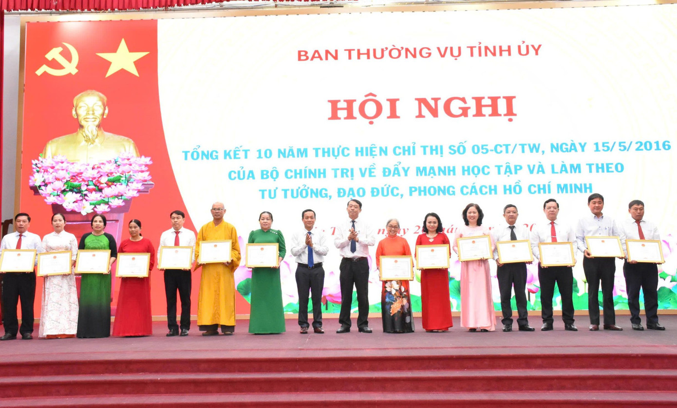 Lãnh đạo tỉnh Sóc Trăng khen thưởng các tập thể, cá nhân có nhiều thành tích trong học tập và làm theo Bác Lãnh đạo tỉnh Sóc Trăng khen thưởng các tập thể, cá nhân có nhiều thành tích trong học tập và làm theo Bác