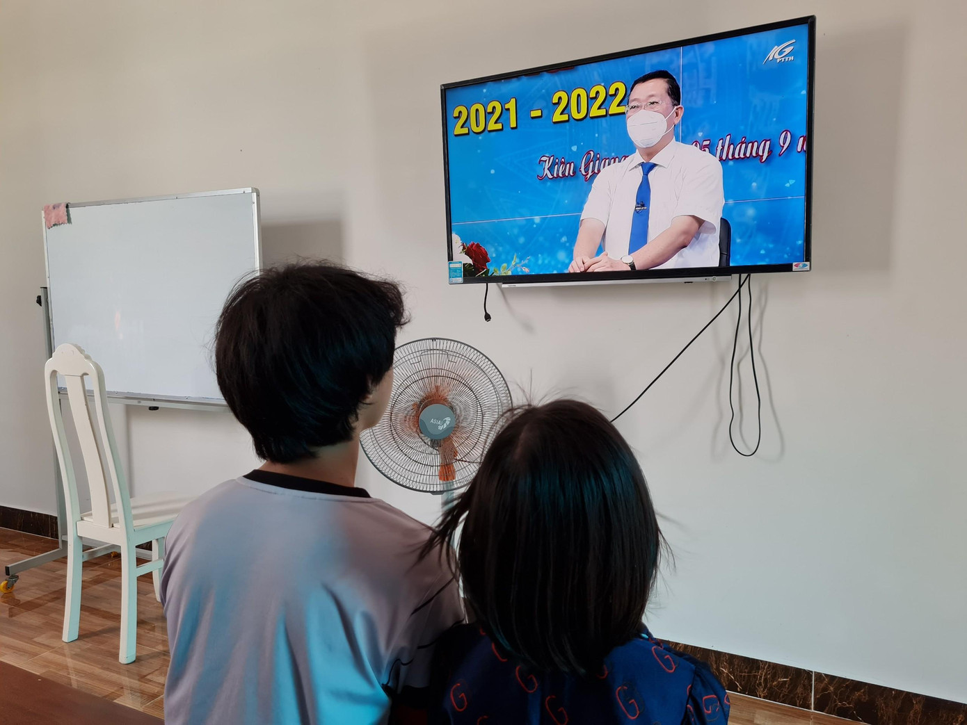 Sáng ngày 5/9, học sinh Kiên Giang theo dõi lễ khai giảng qua tivi. Sáng ngày 5/9, học sinh Kiên Giang theo dõi lễ khai giảng qua tivi.