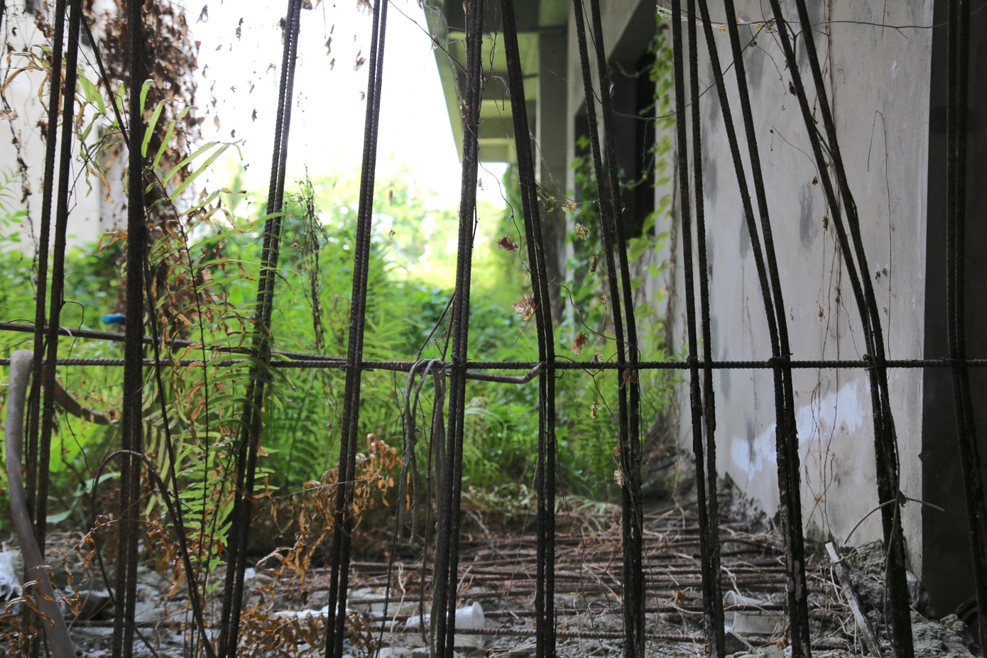 Nhiều hạng mục công trình xuống cấp, hư hỏng theo năm tháng phơi mưa nắng.