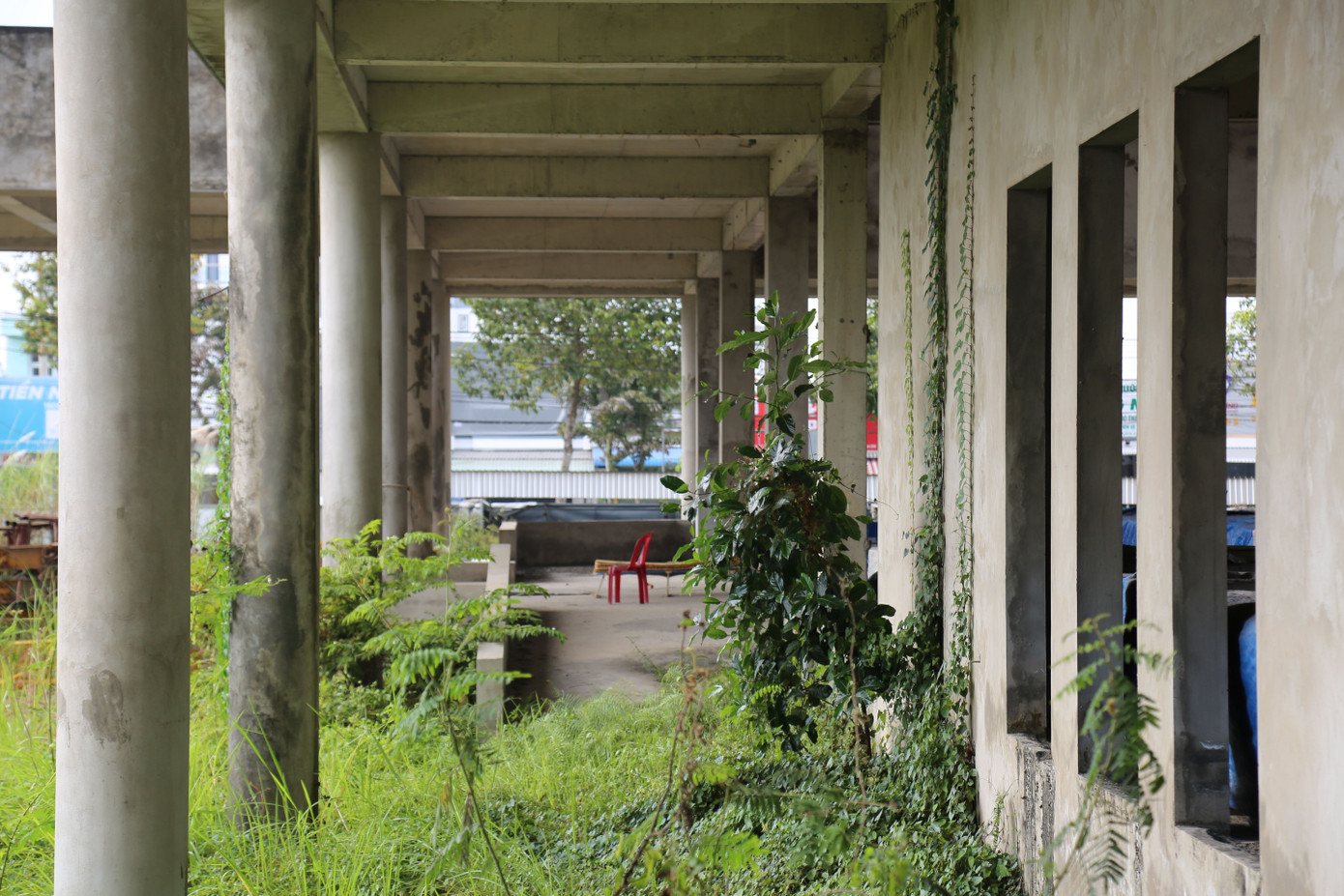 Tuy nhiên, sau khi thi công hoàn thành phần xây dựng được hơn 80% khối lượng (xong phần thô), từ năm 2022, dự án dừng thi công, gây lãng phí đầu tư công và bức xúc cho người dân khi Bệnh viện Ung bướu Cần Thơ hiện hữu đang quá tải, xuống cấp.