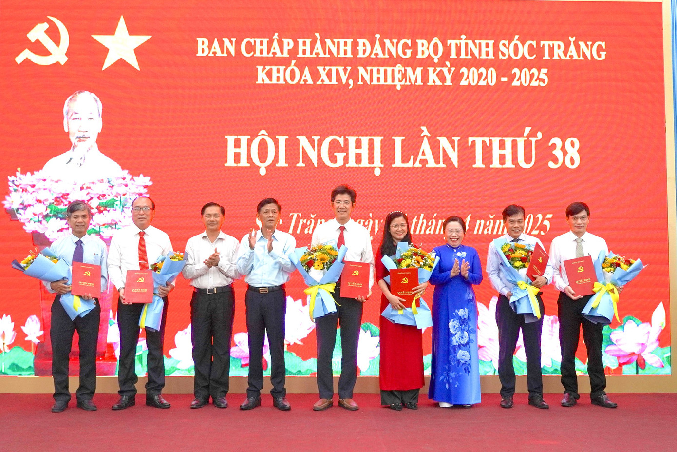 Lãnh đạo Tỉnh uỷ, UBND tỉnh Sóc Trăng trao quyết định và tặng hoa cho các đồng chí được bổ nhiệm. Lãnh đạo Tỉnh uỷ, UBND tỉnh Sóc Trăng trao quyết định và tặng hoa cho các đồng chí được bổ nhiệm.
