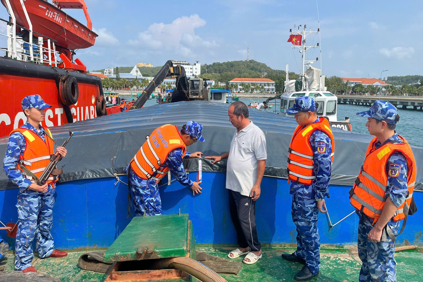 Lực lượng chức năng niêm phong hàng hóa vi phạm trên sà lan KG-58069