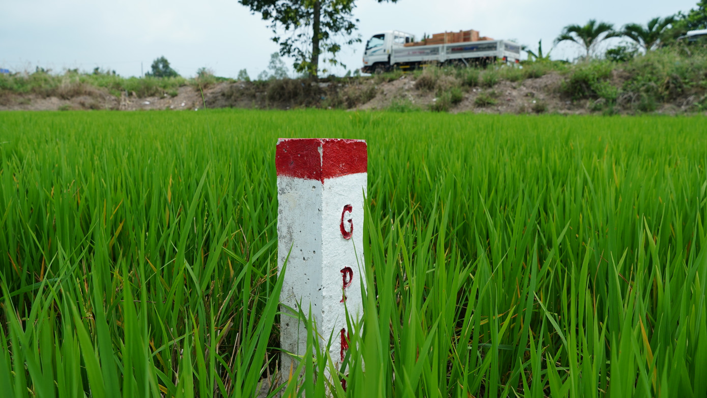 6 căn nhà liền nhau nằm cạnh cột mốc GPMB dự án cao tốc Châu Đốc - Cần Thơ - Sóc Trăng. Ảnh: N.H.