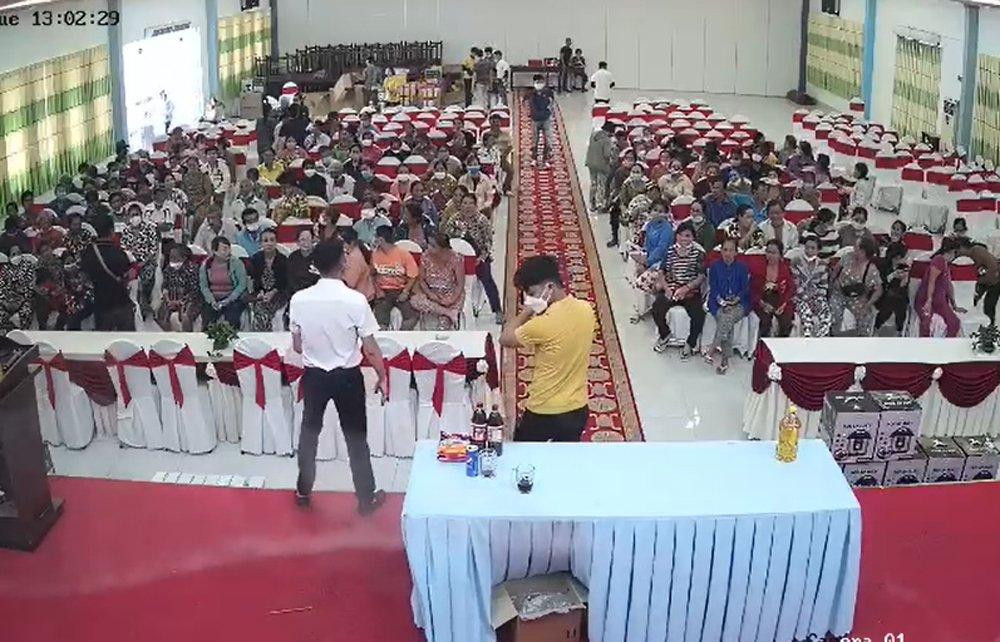 Người dân tham gia mua hàng. Người dân tham gia mua hàng.