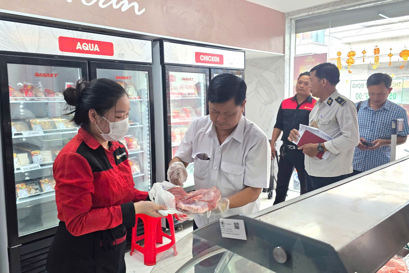 Đoàn kiểm tra cửa hàng Fresh Shop của Công ty C.P. tại thị trấn Mỹ Xuyên, huyện Mỹ Xuyên, tỉnh Sóc Trăng.