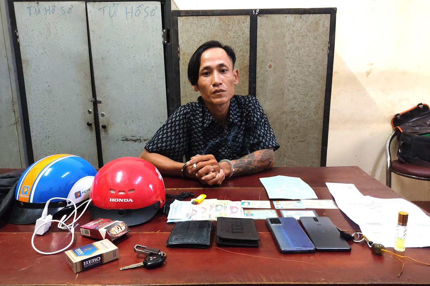 Nguyễn Hoàng Huy tại cơ quan công an.