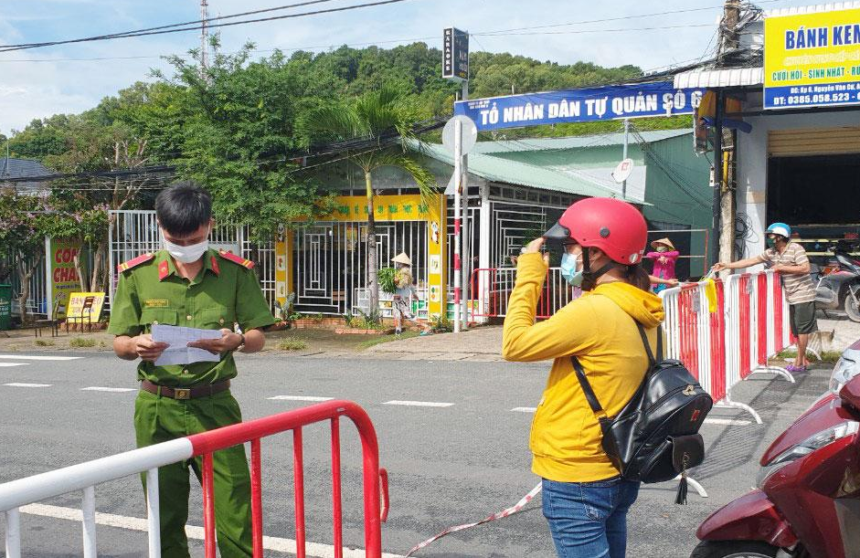 Lực lượng chức năng kiểm tra giấy đi đường của người dân ở Khu phố 6, phường An Thới. Lực lượng chức năng kiểm tra giấy đi đường của người dân ở Khu phố 6, phường An Thới.