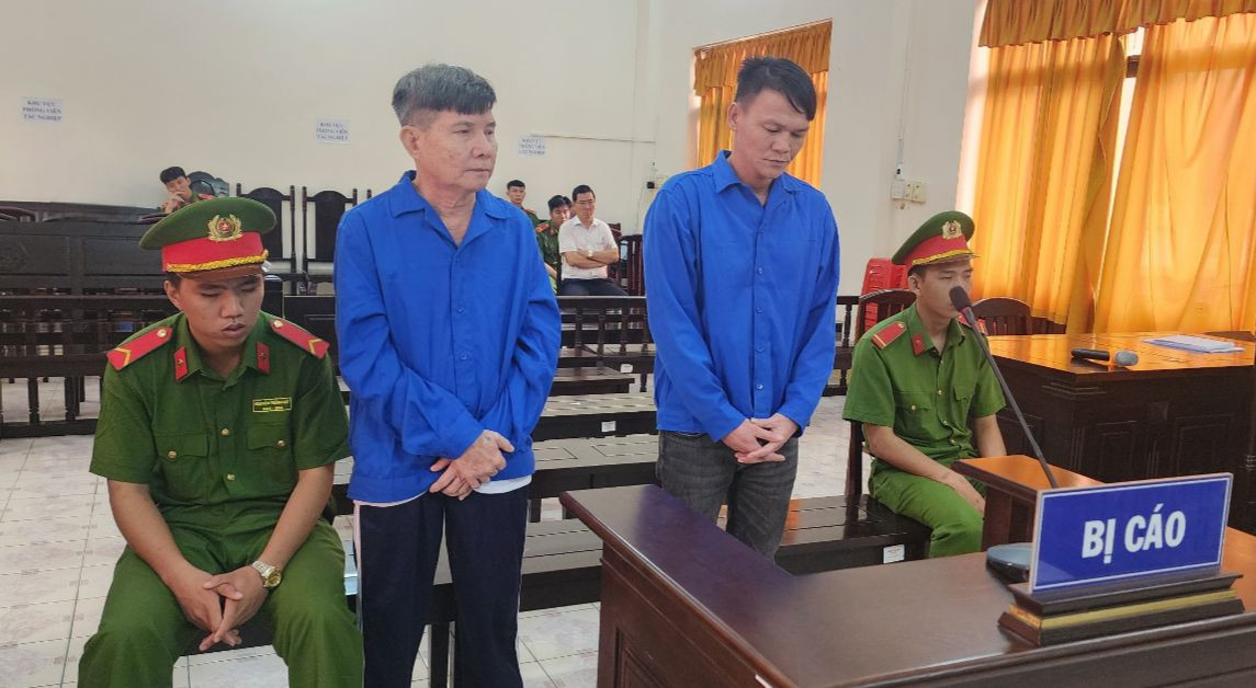 Bị cáo Phước và Tùng (từ trái sang) tại phiên tòa. Bị cáo Phước và Tùng (từ trái sang) tại phiên tòa.