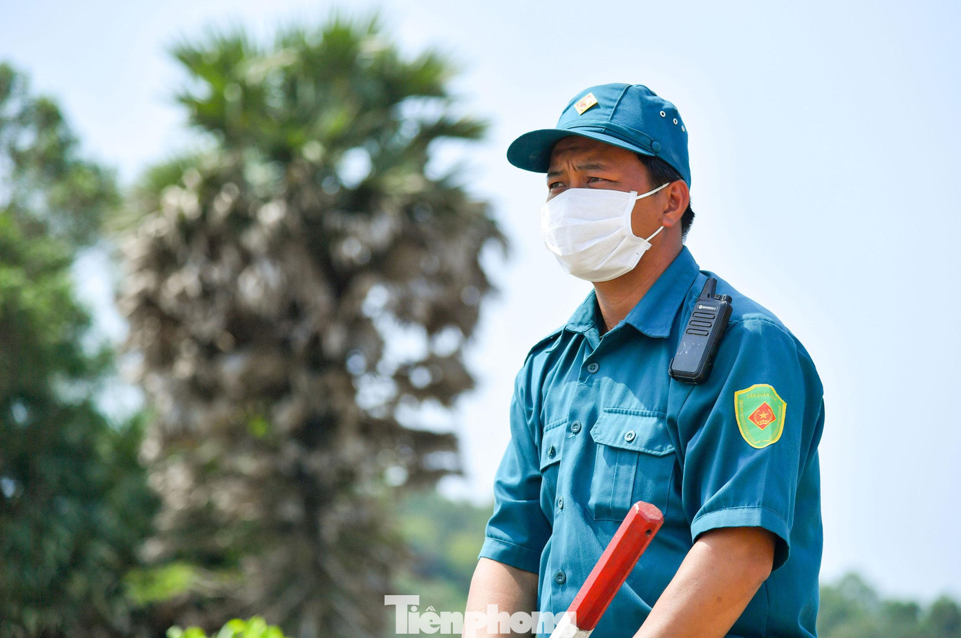 .... nhưng không lúc nào các anh dừng sải bước, dừng đảo mắt kiểm soát dọc theo tuyến biên giới.