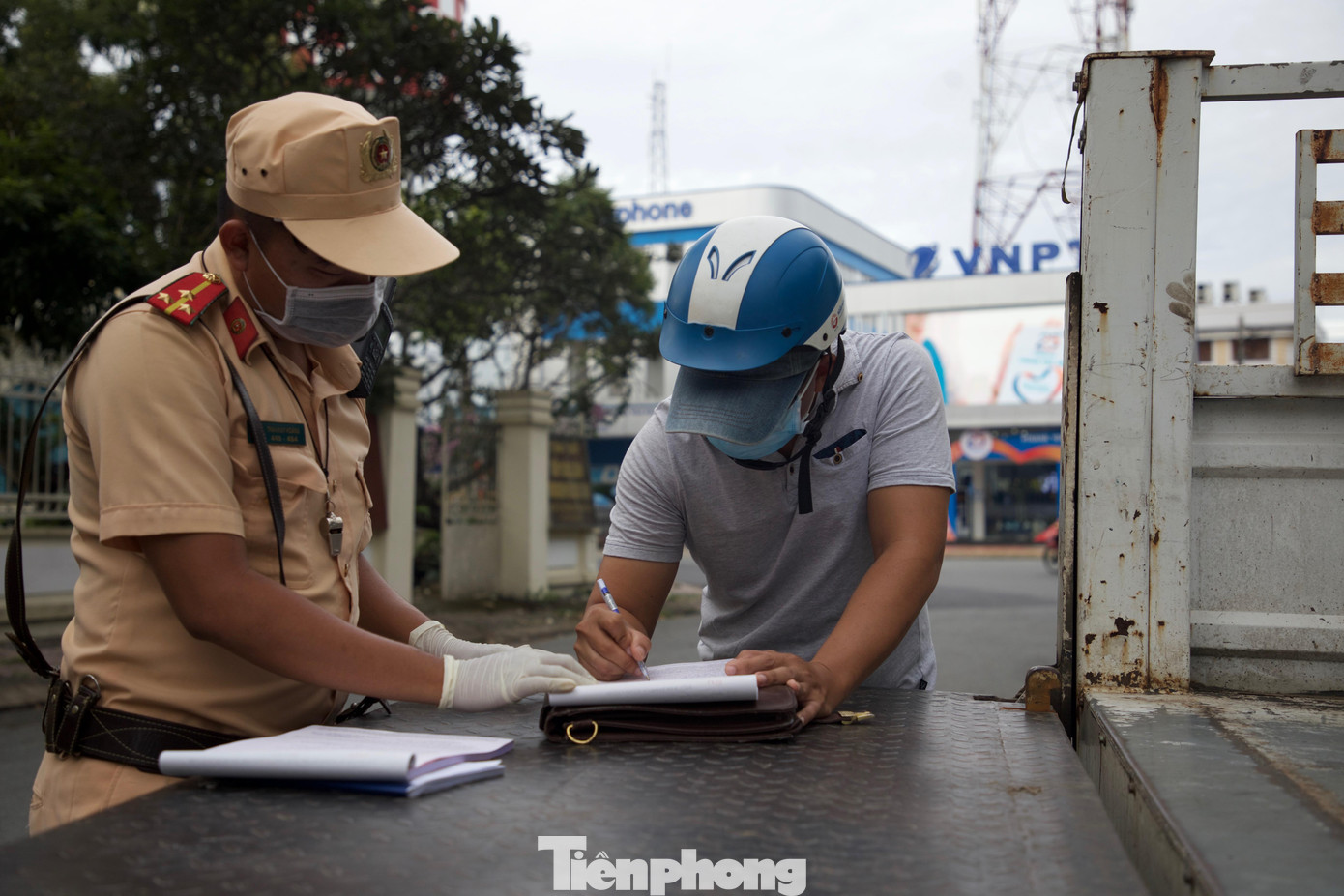 Theo Ban chỉ đạo phòng, chống dịch COVID-19 TP Cần Thơ, trong thời gian giãn cách, hạn chế người dân ra đường không có lý do chính đáng, các lực lượng làm nhiệm vụ của thành phố đã ra quân nhắc nhở và xử phạt hàng ngàn trường hợp với tổng số tiền trên 15 tỷ đồng.
