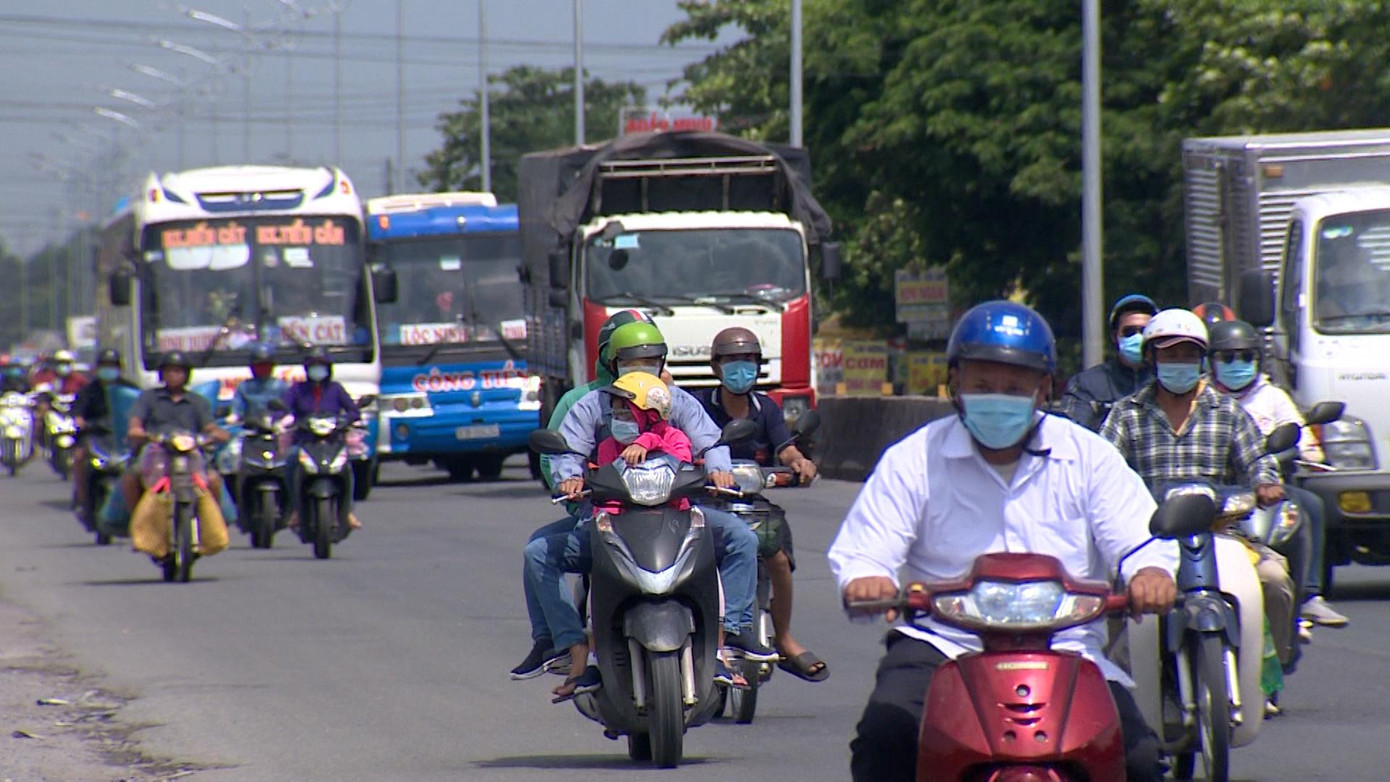 Người dân lỉnh kỉnh đồ đạc trở lại TP. HCM sau kỳ nghỉ lễ 30/4 - 1/5.