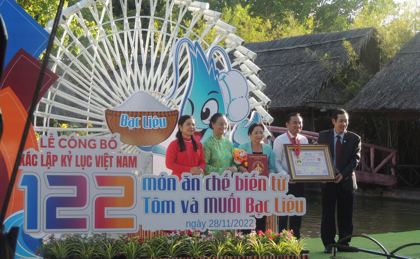 Lãnh đạo tỉnh Bạc Liêu nhận bằng xác lập kỷ lục Việt Nam về 122 món ăn được chế biến từ tôm và muối Bạc Liêu. Ảnh: NHẬT HUY.