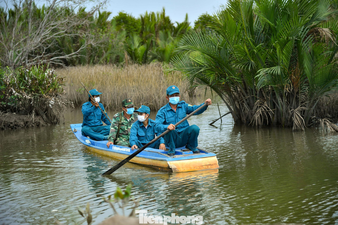 Xác định việc kiểm soát chặt chẽ các đường mòn lối mở trên tuyến biên giới là một trong những biện pháp hữu hiệu để ngăn chặn tình hình người dân qua lại trái phép trên tuyến biên giới làm tiềm ẩn nhiều nguy cơ bùng phát dịch bệnh COVID-19 trên địa bàn nên giữa cái nắng “cháy da” nơi vùng biên giới này,....