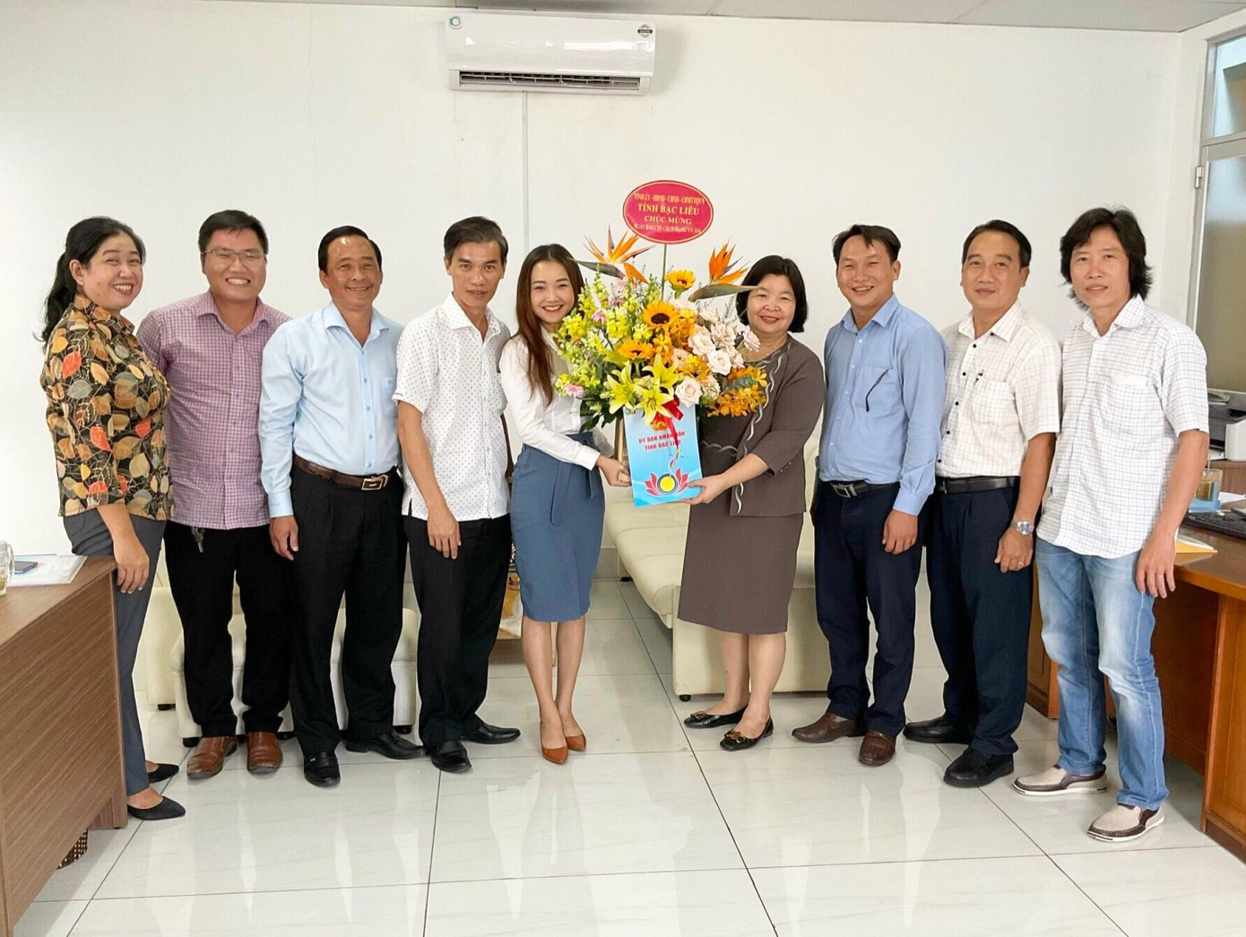 Lãnh đạo UBND tỉnh Bạc Liêu gửi lẵng hoa chúc mừng Cơ quan đại diện báo Tiền Phong tại ĐBSCL nhân 97 năm Ngày Báo chí cách mạng Việt Nam.