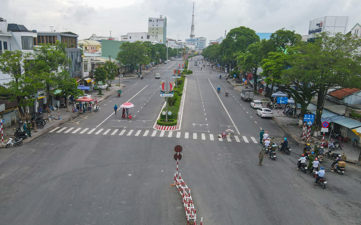 Tính đến ngày 28/7, thành phố Rạch Giá có 50 ca mắc COVID-19. Ban Chỉ huy Quân sự thành phố phối hợp với các lực lượng địa phương đã điều động, tăng cường trên 200 cán bộ, chiến sĩ lực lượng dân quân tự vệ thuộc các phường, xã quản lý 5 khu cách ly, tăng cường cho 4 chốt kiểm soát dịch bệnh cấp thành phố và 41 chốt các phường, xã.