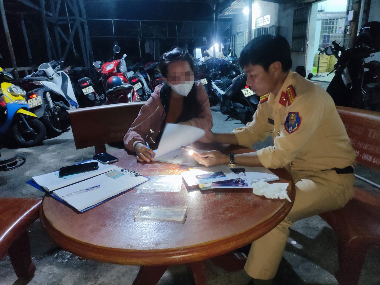 Lực lượng chức năng làm việc với bà M. Lực lượng chức năng làm việc với bà M.