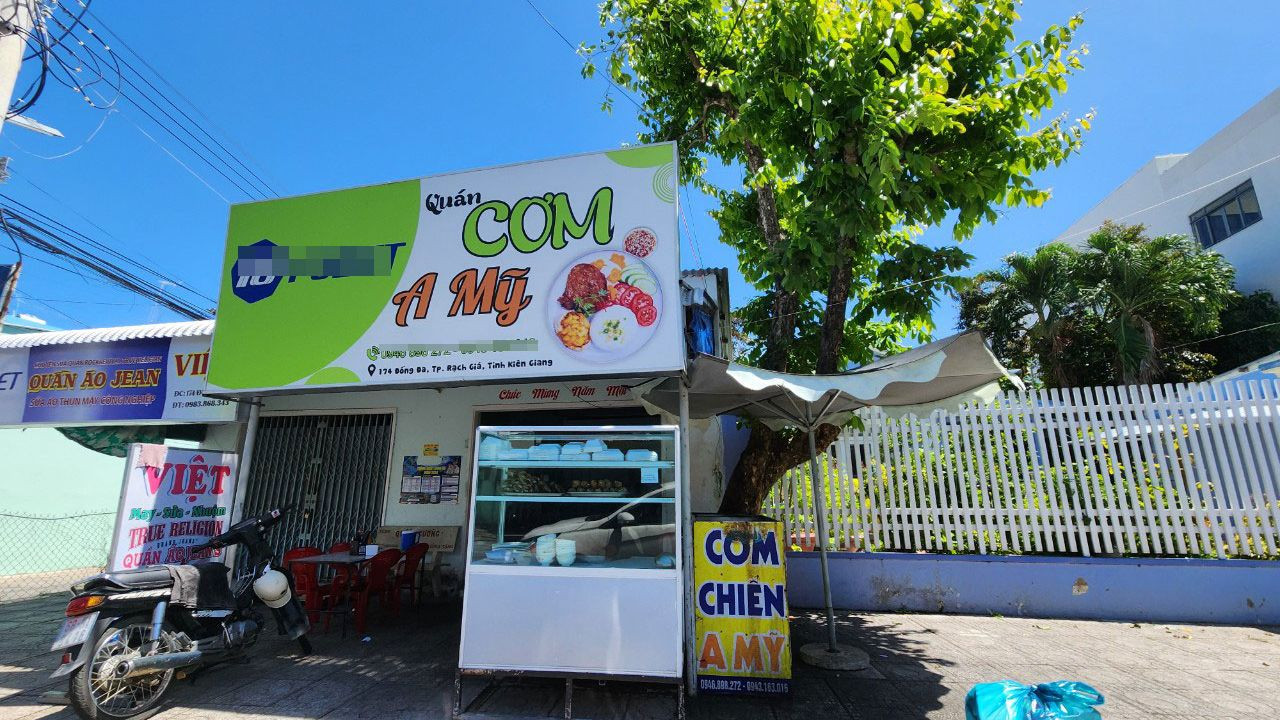 Biển hiệu một quán ăn có kèm theo logo, trang web có liên quan nội dung cá cược (logo trang web được làm mờ). Ảnh: Nhật Huy Biển hiệu một quán ăn có kèm theo logo, trang web có liên quan nội dung cá cược (logo trang web được làm mờ). Ảnh: Nhật Huy