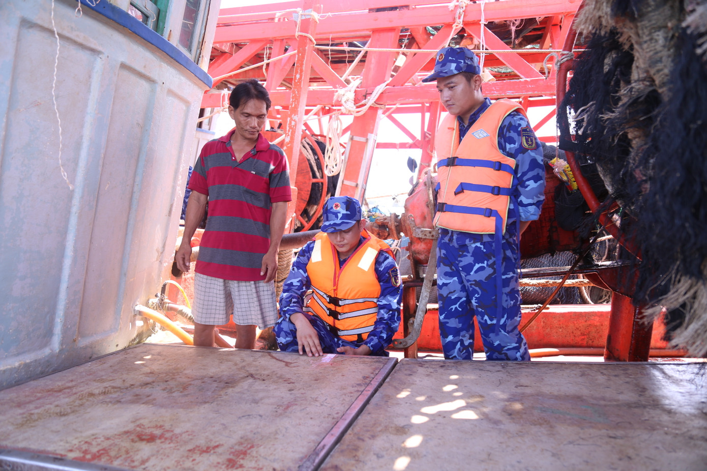 Lực lượng chức năng của BTL Vùng Cảnh sát biển 4 niêm phong hàng hóa vi phạm.