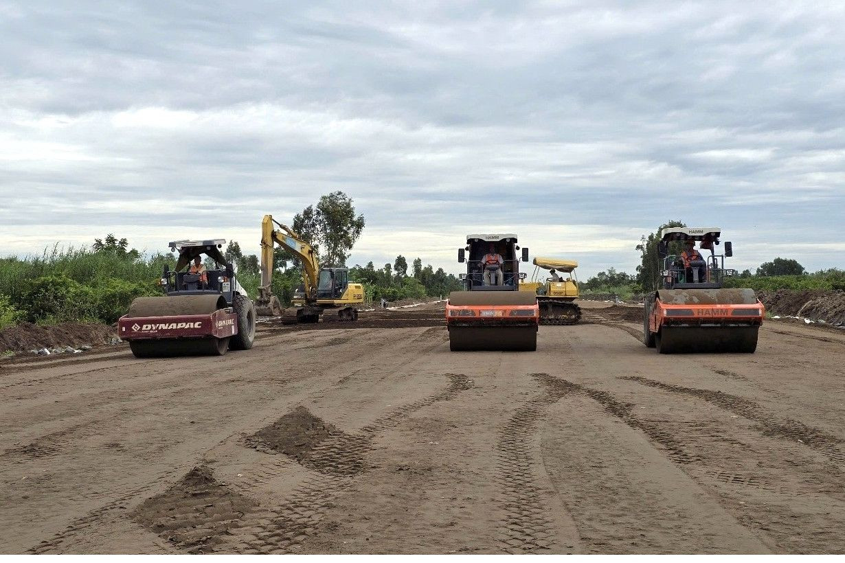 Công trường không nghỉ ngơi.