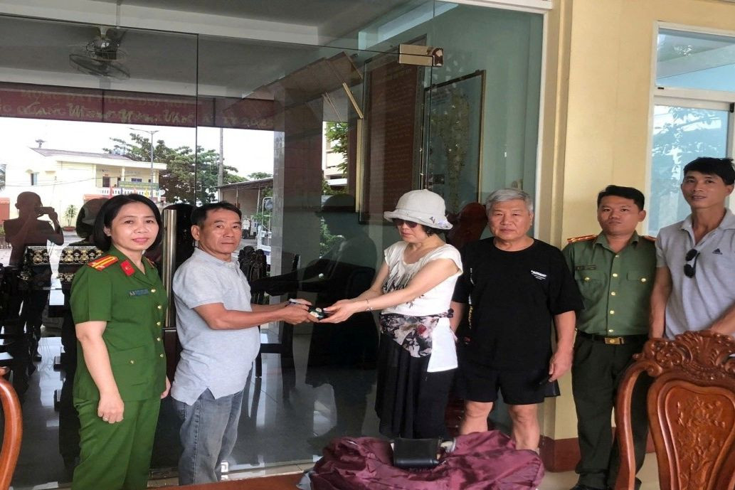 Vợ chồng hai du khách Hàn Quốc nhận lại tài sản (thứ 3,4 từ trái qua). Vợ chồng hai du khách Hàn Quốc nhận lại tài sản (thứ 3,4 từ trái qua).