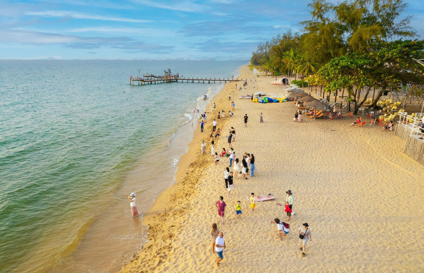 Phú Quốc là điểm đến hấp dẫn du khách trong và ngoài nước.