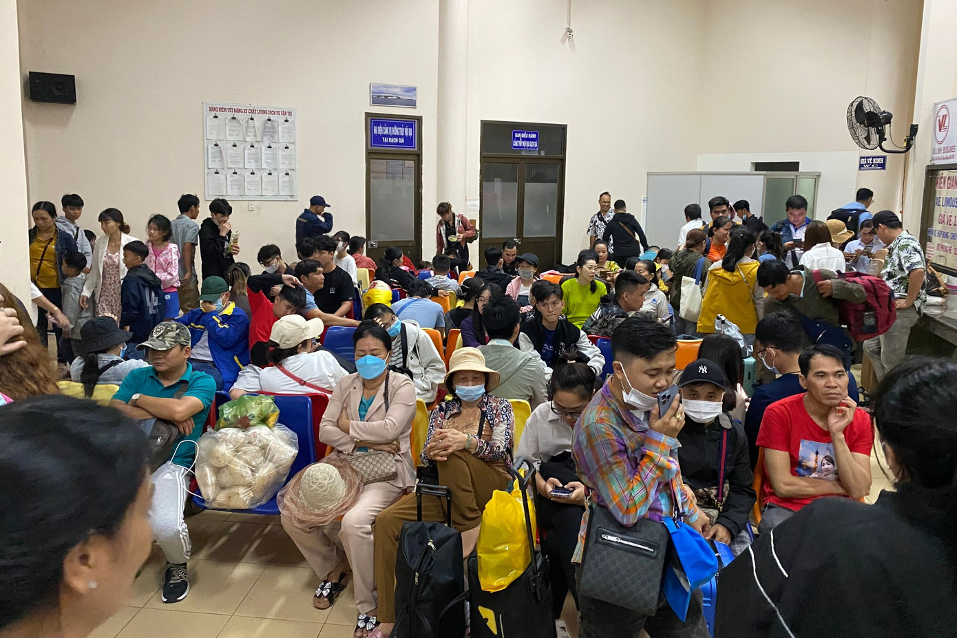 Do tàu không hoạt động, kèm với mưa lớn nên nhiều hành khách đứng trú mưa trong nhà chờ và mái che trước các cầu cảng.