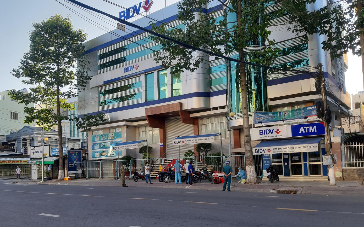 Lực lượng chức năng phun khử khuẩn tại Ngân hàng BIDV - Chi nhánh Tiền Giang. Lực lượng chức năng phun khử khuẩn tại Ngân hàng BIDV - Chi nhánh Tiền Giang.