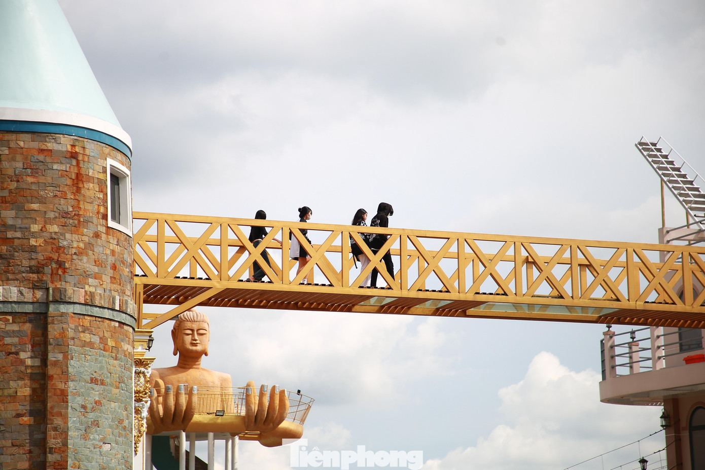 Nhiều du khách đến tham quan. Nhiều du khách đến tham quan.