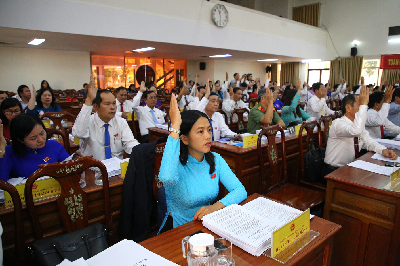 Các đại biểu HĐND TP. Cần Thơ biểu quyết thông qua các dự thảo Nghị quyết tại phiên họp đầu tiên.