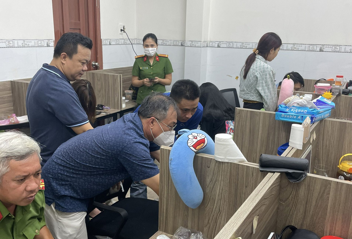 Công an triệt phá băng nhóm đòi nợ thuê qua app. Công an triệt phá băng nhóm đòi nợ thuê qua app.