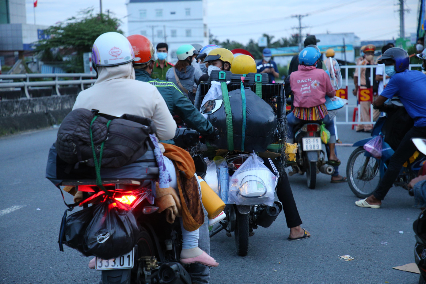 Theo Công an huyện Châu Thành A (Hậu Giang), trong ngày, chốt kiểm soát đã tiếp nhận hàng trăm trường hợp người dân trở về địa phương.