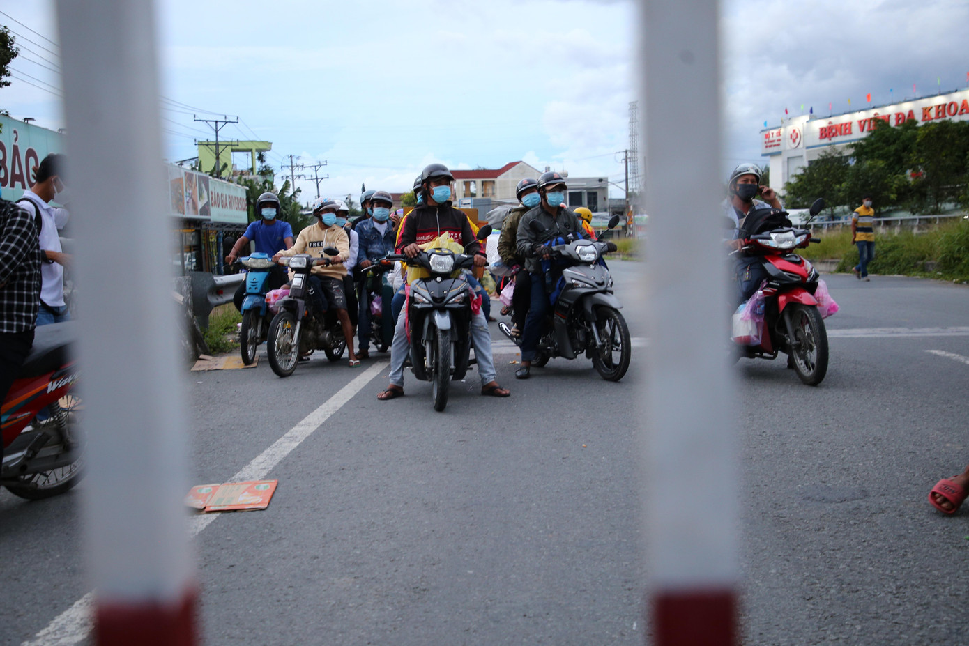 Chị Võ Thị Mộng Kha (27 tuổi, ngụ huyện Kế Sách, tỉnh Sóc Trăng) cho biết, nhóm của chị gồm 5 người đi xe máy từ TP. HCM về quê, trong nhóm có một người mang thai đã ở tháng thứ 8 nên cố tìm cách về quê sinh nở. "Hơn 3 tháng qua, do dịch bệnh COVID-19 bùng phát khiến cuộc sống của gia đình tôi vô cùng khó khăn. Tôi vốn có công việc phụ hồ, nhưng ảnh hưởng dịch bệnh nên phải nghỉ việc ở nhà. Khi không thể chịu đựng được nữa, tôi cùng người thân chạy xe máy về quê", chị Kha chia sẻ.