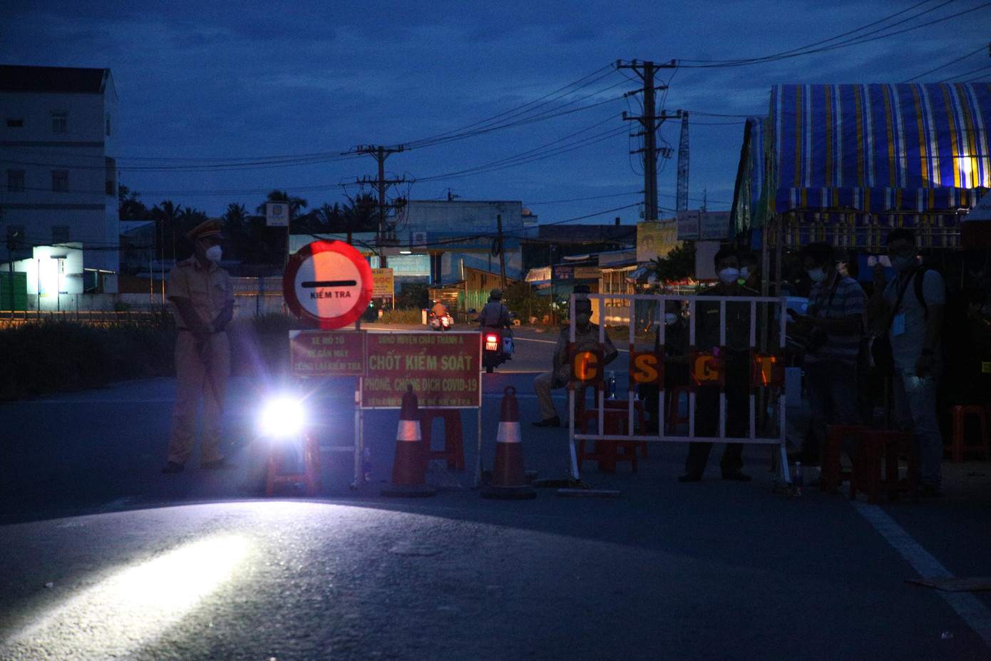 Lực lượng chức năng tỉnh Hậu Giang đã liên hệ với Ban Chỉ đạo phòng, chống dịch COVID-19 các tỉnh Sóc Trăng, Bạc Liêu, Cà Mau để tìm cách đưa người dân trở về và cách ly y tế theo quy định.