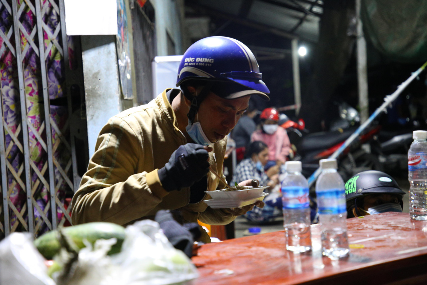 Anh Tăng Lực (36 tuổi, quê ở Vĩnh Châu, Sóc Trăng) cho biết, anh cùng vợ từ Long An đi xe máy về quê. Trước khi đi, vợ chồng anh đã cẩn thận xét nghiệm và đều có kết quả âm tính với SARS-CoV-2. Gần 4 tháng thất nghiệp, trong khi đó, tiền ăn, thuê trọ vẫn phải chi đều đặn mà không có nguồn nào hỗ trợ, vợ chồng anh đành về quê. Khi đến địa phận Quốc lộ 1, đoạn vào tỉnh Hậu Giang, vợ chồng anh bị kẹt lại mà chưa biết có về đến được quê nhà được hay không.