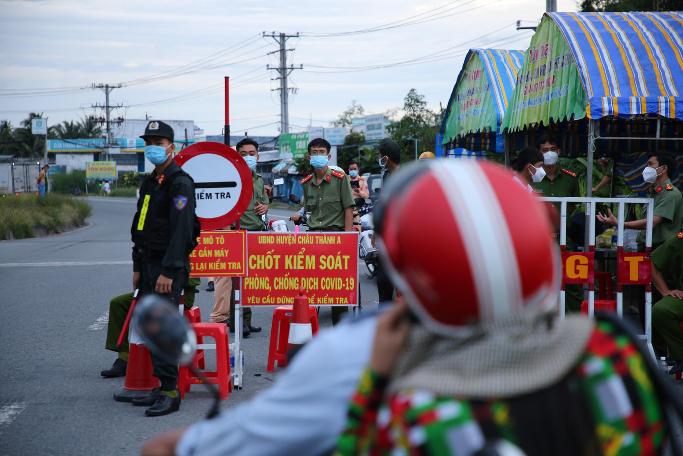 Ghi nhận của PV từ chiều qua 25/9, tại chốt kiểm soát dịch COVID-19 (cầu số 10, khu vực giáp ranh giữa TP. Cần Thơ và tỉnh Hậu Giang), nhiều người dân từ TP. HCM và các tỉnh đổ về quê làm khu vực này bị ùn ứ.