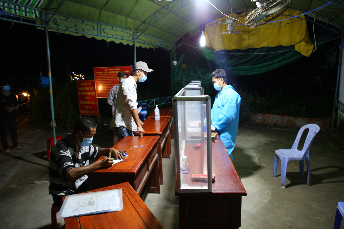 Người dân được hướng dẫn đến chốt khai báo y tế.