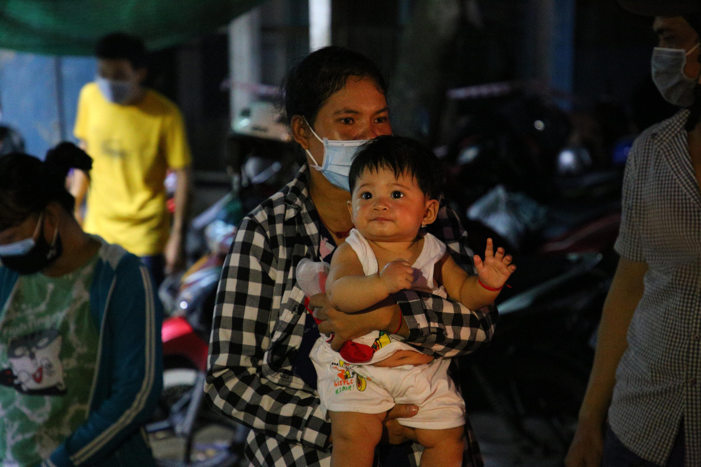 Bồng đứa con mới 5 tháng tuổi trên tay, chị Trần Thị Kim cho biết, thất nghiệp nhiều tháng nay và không còn khả năng đóng tiền trọ, vợ chồng chị quyết định về quê ở TP. Sóc Trăng, đi qua được nhiều tỉnh thành, nhưng đến địa phận tỉnh Hậu Giang thì bị ách lại tại chốt kiểm soát dịch. “Họ nói ở dưới Sóc Trăng quá tải rồi, không thể tiếp nhận được nữa. Tôi không biết sao, giờ chỉ muốn về quê”, chị Kim bộc bạch.