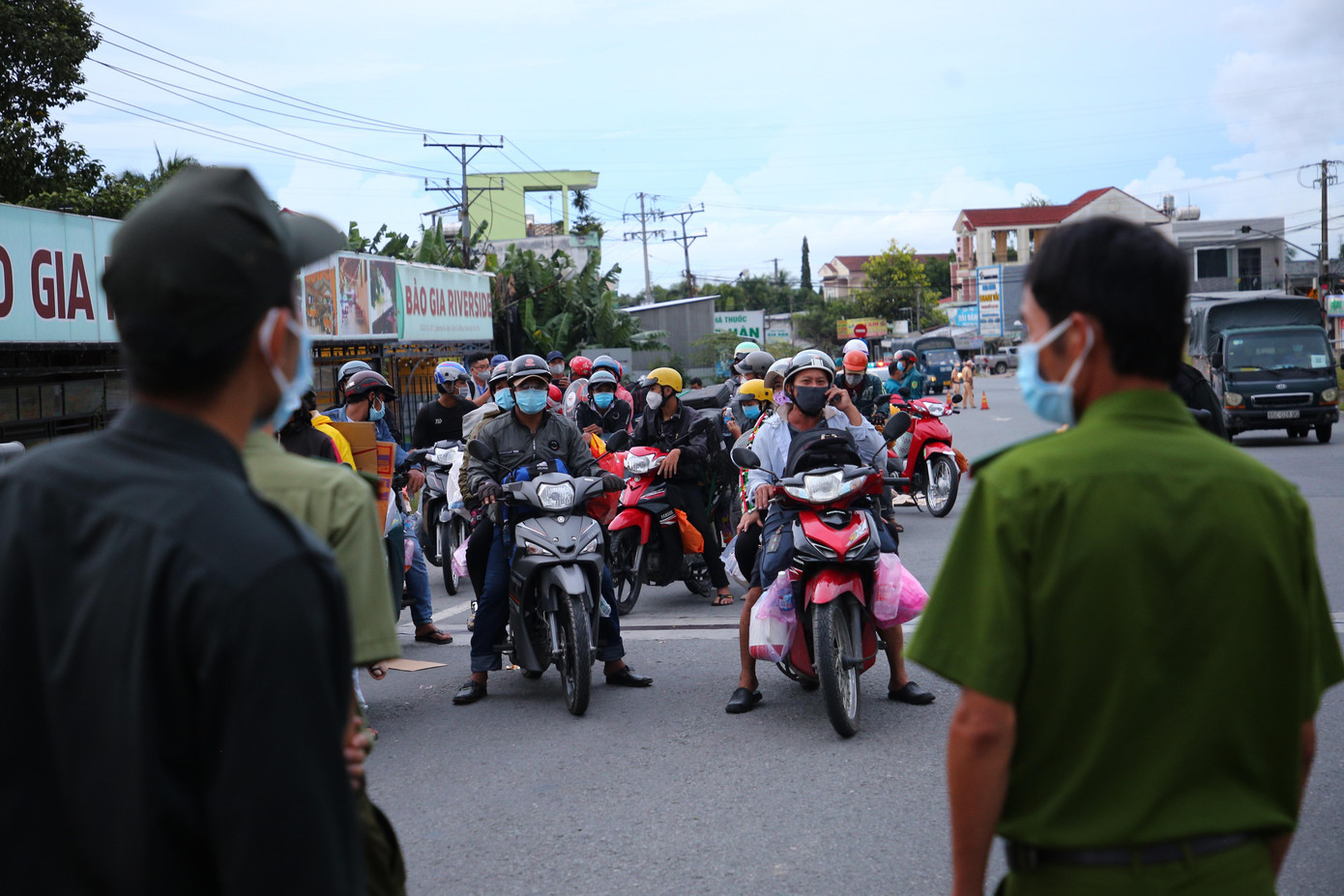 Lực lượng chức năng tỉnh Hậu Giang chốt chặn, kiểm tra chặt người vào địa bàn.
