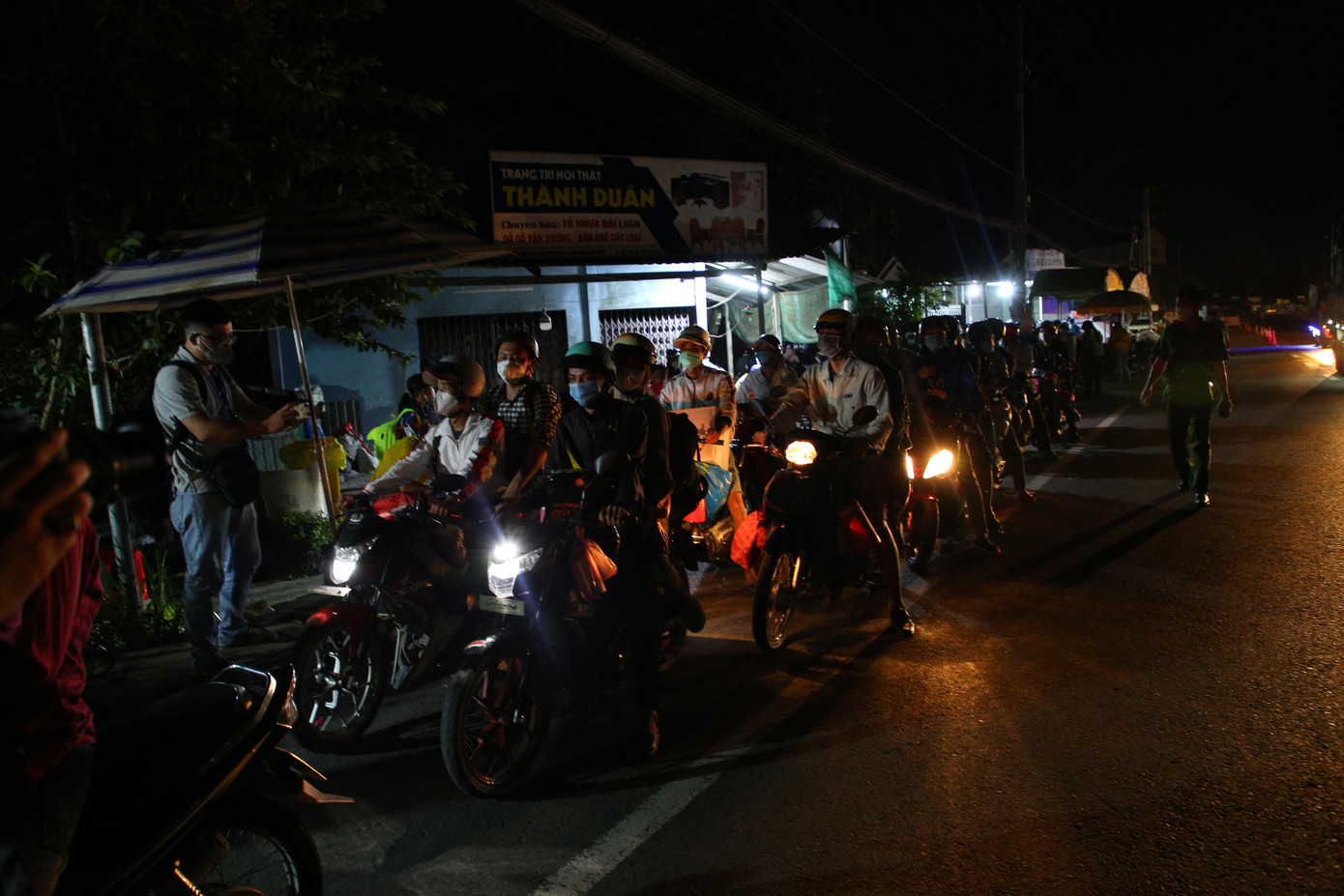 Lực lượng chức năng Hậu Giang tổ chức dẫn đường cho người dân lưu thông qua địa bàn. Ảnh: Nhật Huy.